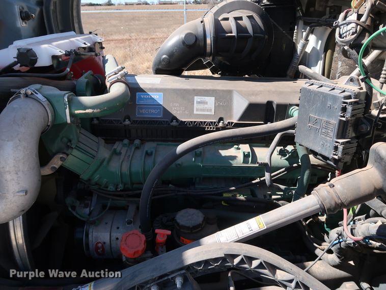 image for item IY9079 2016 Volvo VNL  semi truck