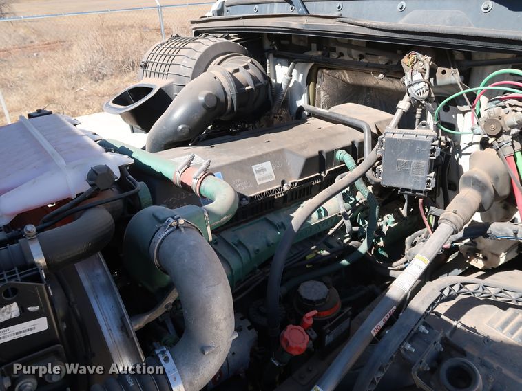 image for item IY9079 2016 Volvo VNL  semi truck