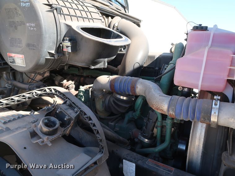 image for item IY9079 2016 Volvo VNL  semi truck