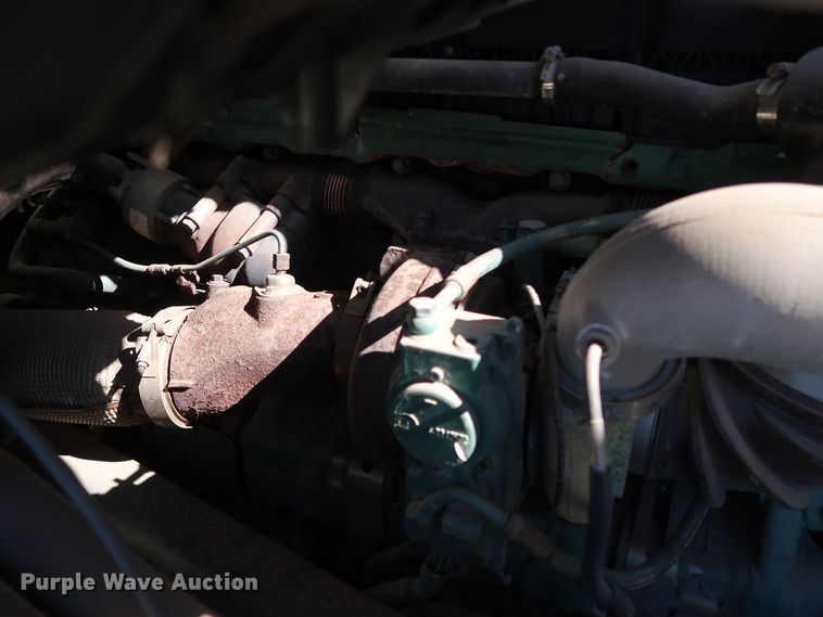 image for item IY9079 2016 Volvo VNL  semi truck