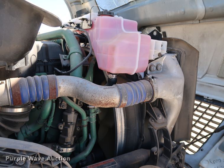 image for item IY9079 2016 Volvo VNL  semi truck