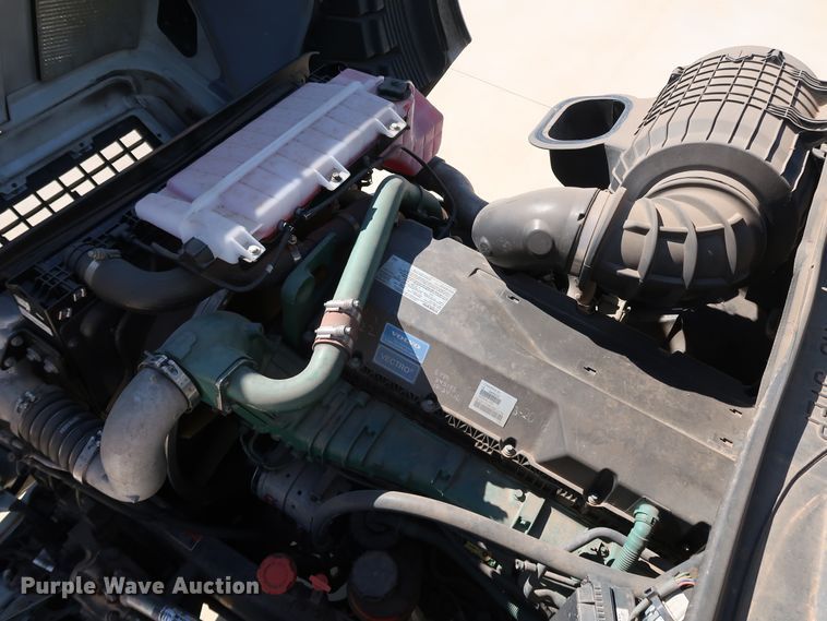 image for item IY9079 2016 Volvo VNL  semi truck