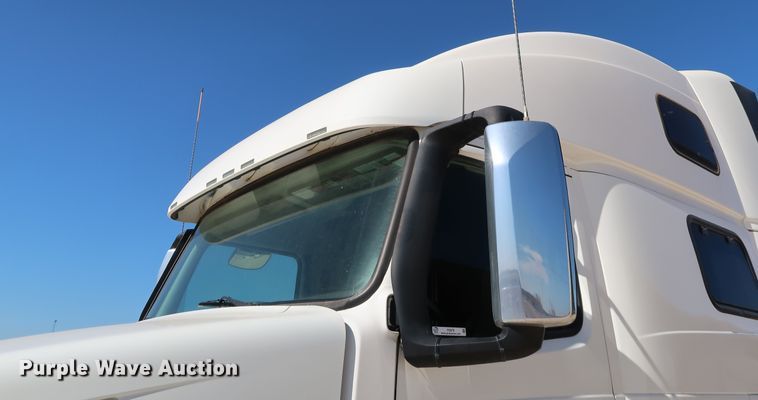 image for item IY9079 2016 Volvo VNL  semi truck