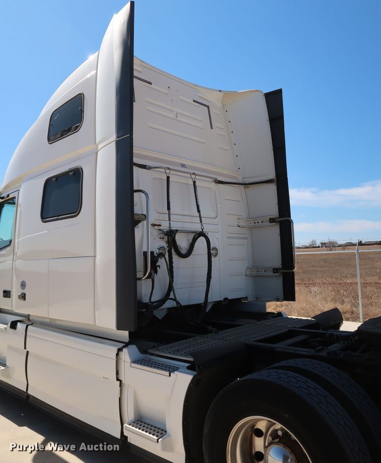 image for item IY9079 2016 Volvo VNL  semi truck