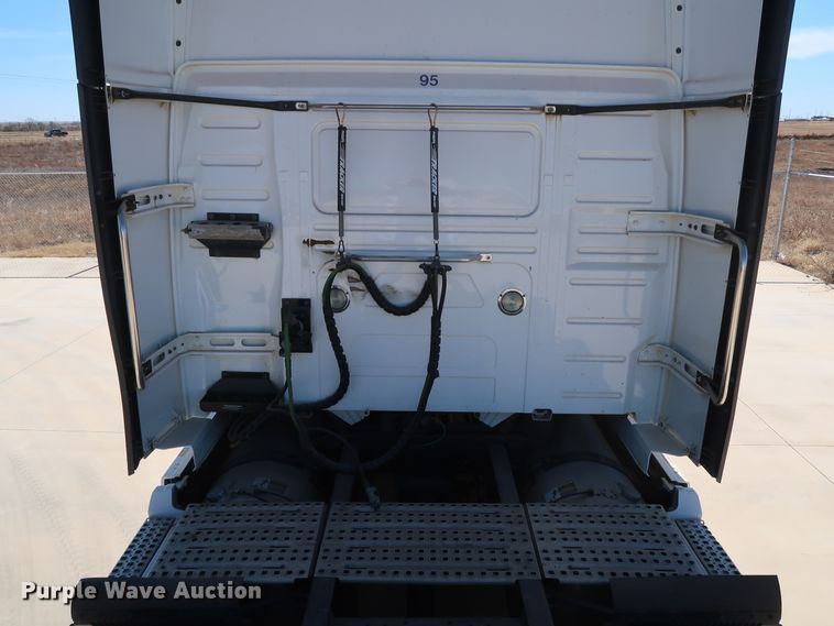 image for item IY9079 2016 Volvo VNL  semi truck