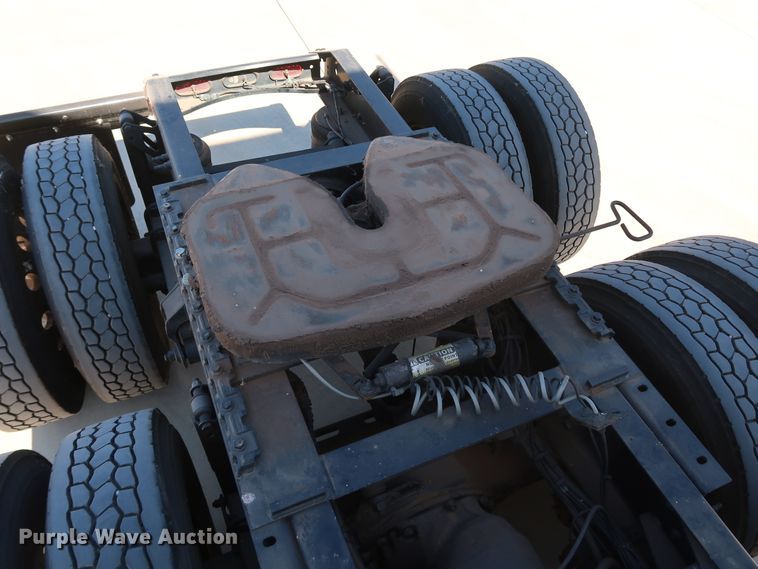 image for item IY9079 2016 Volvo VNL  semi truck