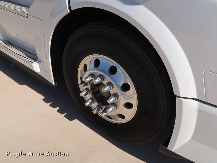 image for item IY9079 2016 Volvo VNL  semi truck