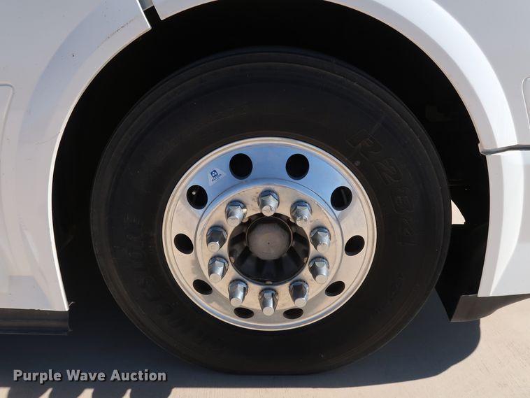 image for item IY9079 2016 Volvo VNL  semi truck