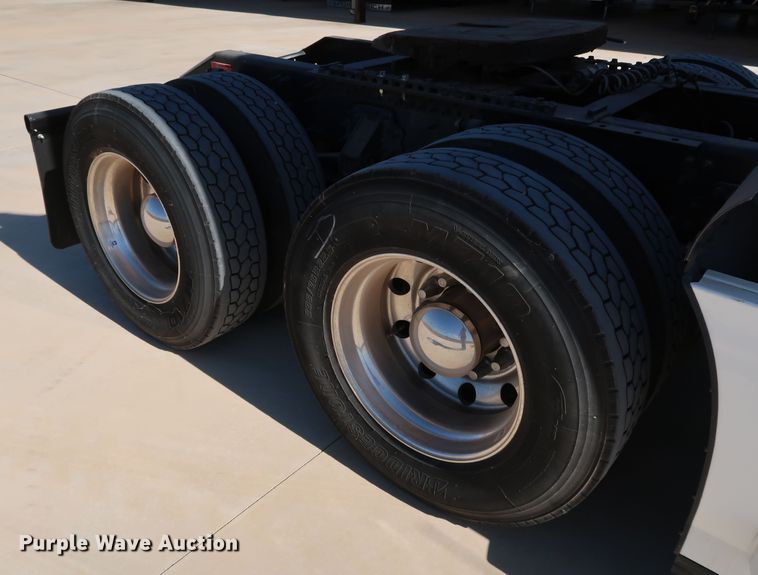 image for item IY9079 2016 Volvo VNL  semi truck