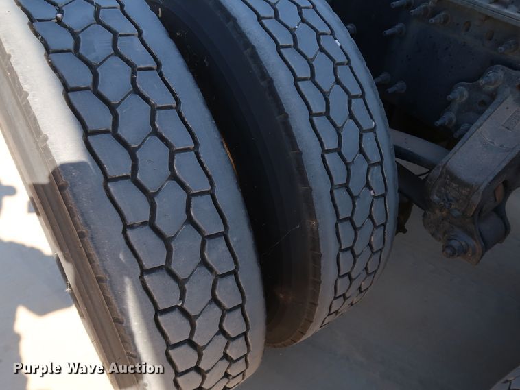 image for item IY9079 2016 Volvo VNL  semi truck