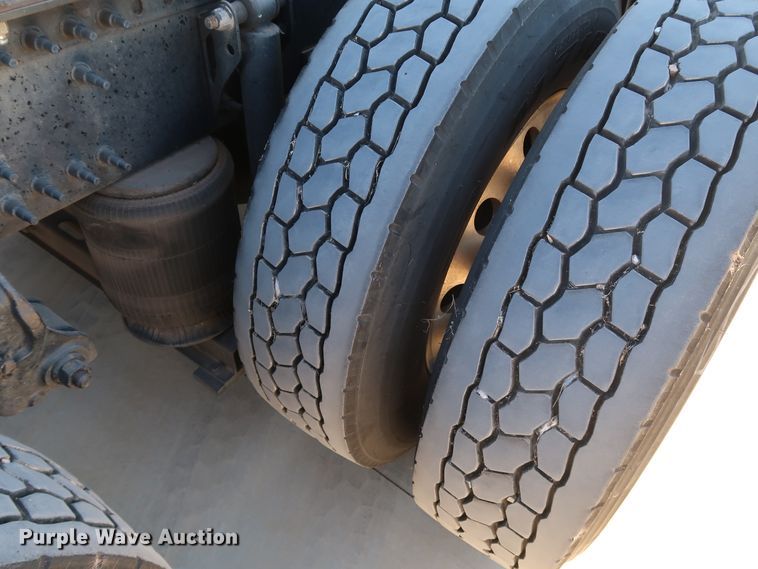 image for item IY9079 2016 Volvo VNL  semi truck