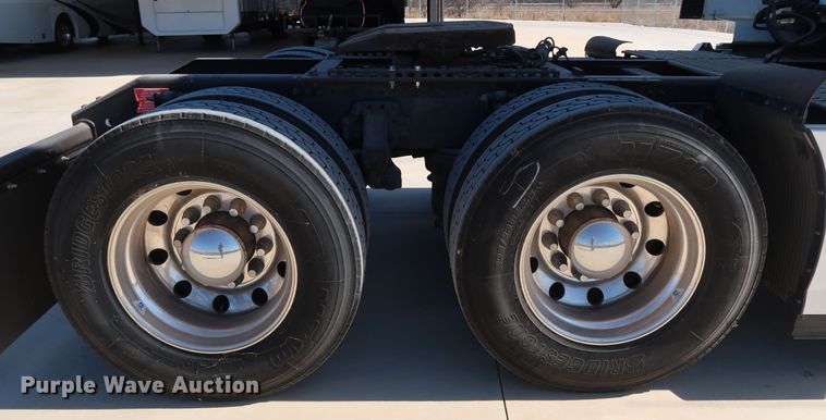 image for item IY9079 2016 Volvo VNL  semi truck