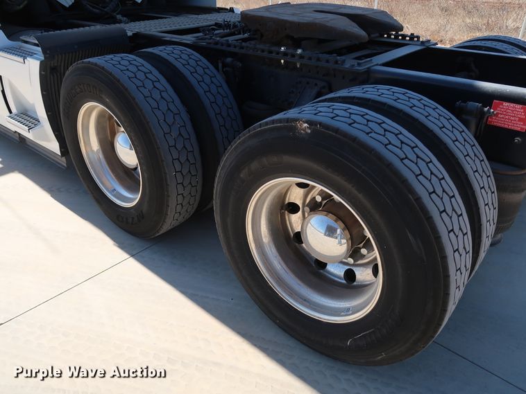 image for item IY9079 2016 Volvo VNL  semi truck