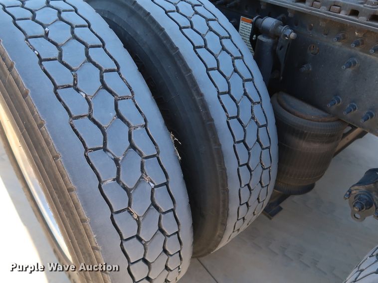 image for item IY9079 2016 Volvo VNL  semi truck