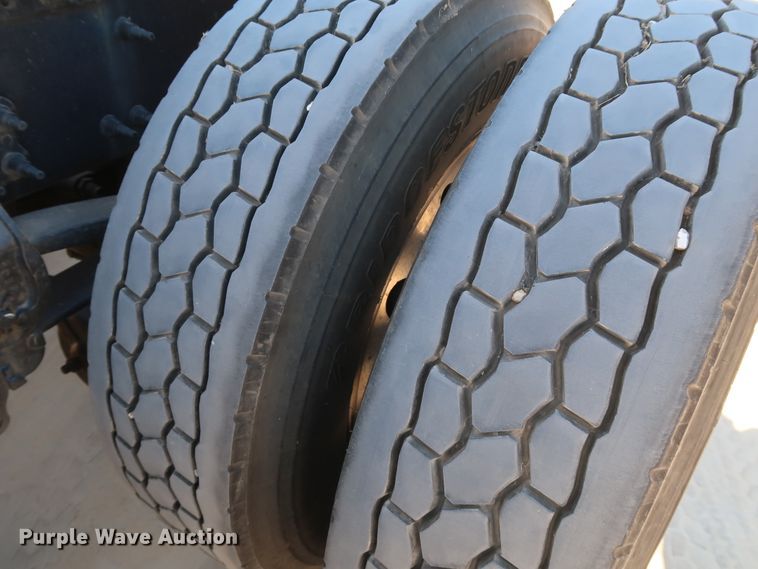 image for item IY9079 2016 Volvo VNL  semi truck