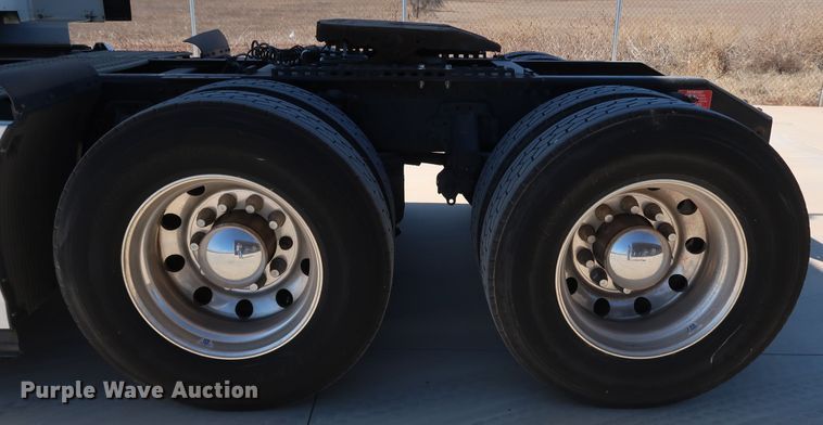 image for item IY9079 2016 Volvo VNL  semi truck