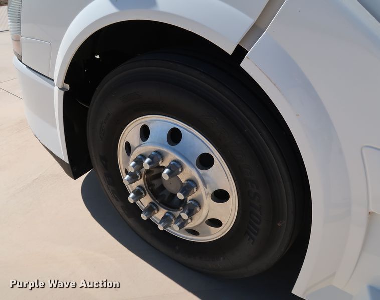 image for item IY9079 2016 Volvo VNL  semi truck