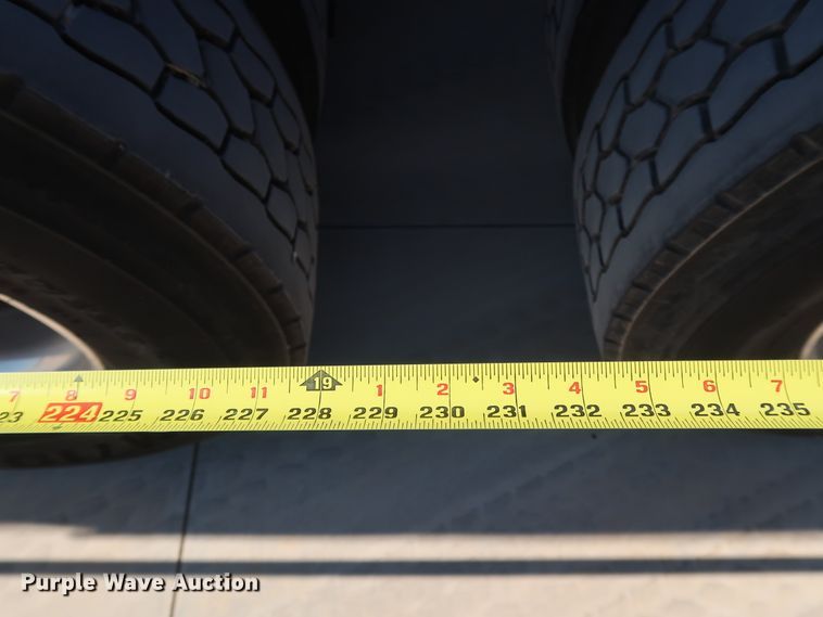 image for item IY9079 2016 Volvo VNL  semi truck