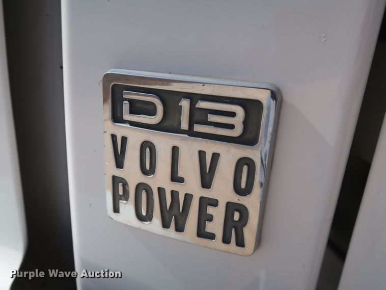 image for item IY9079 2016 Volvo VNL  semi truck