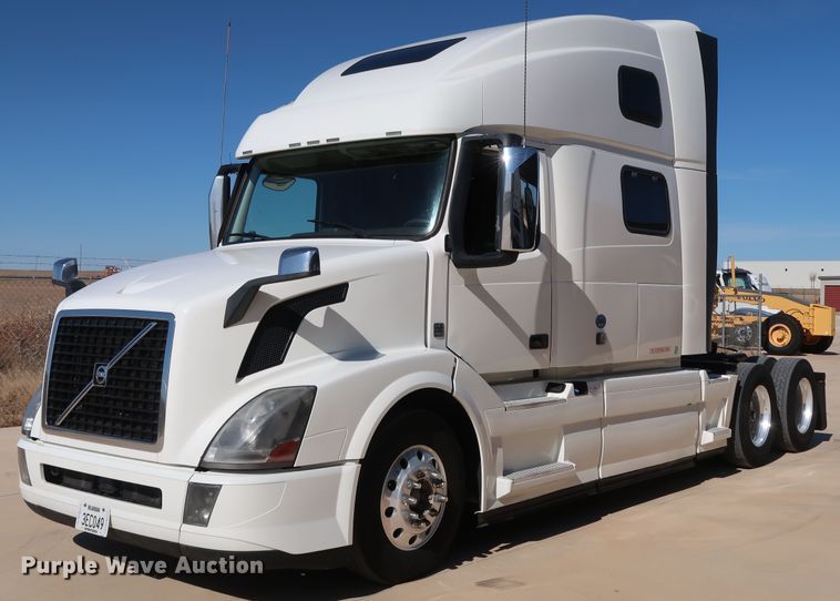 image for item IY9080 2016 Volvo VNL  semi truck