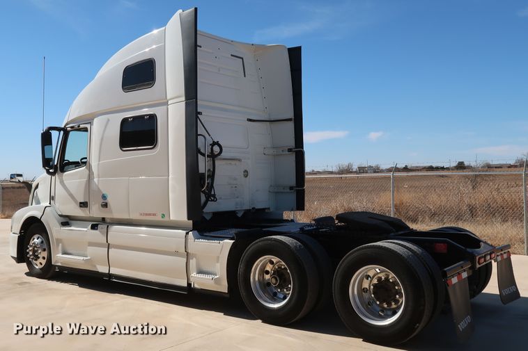 image for item IY9080 2016 Volvo VNL  semi truck