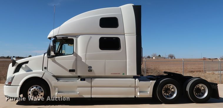 image for item IY9080 2016 Volvo VNL  semi truck