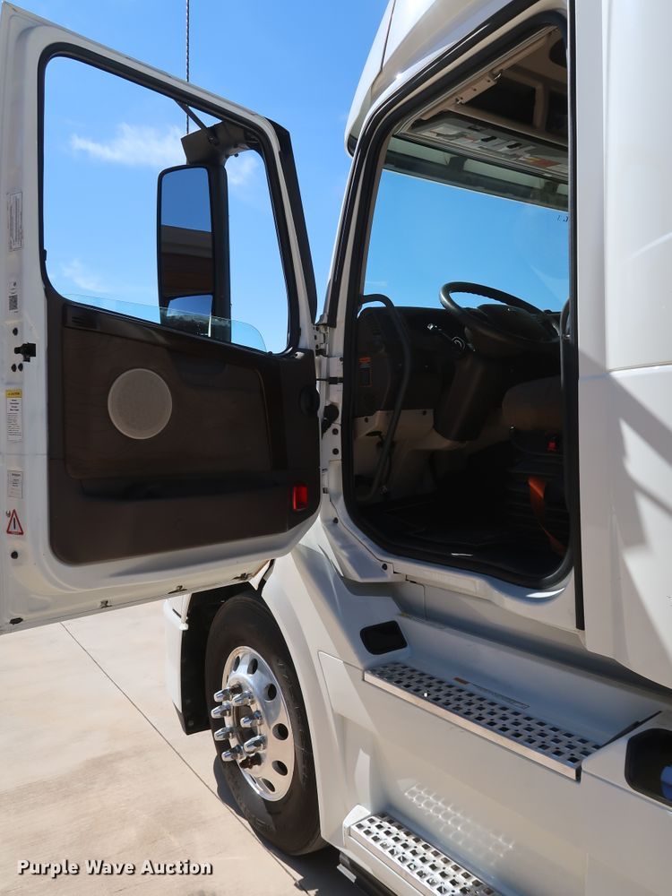 image for item IY9080 2016 Volvo VNL  semi truck