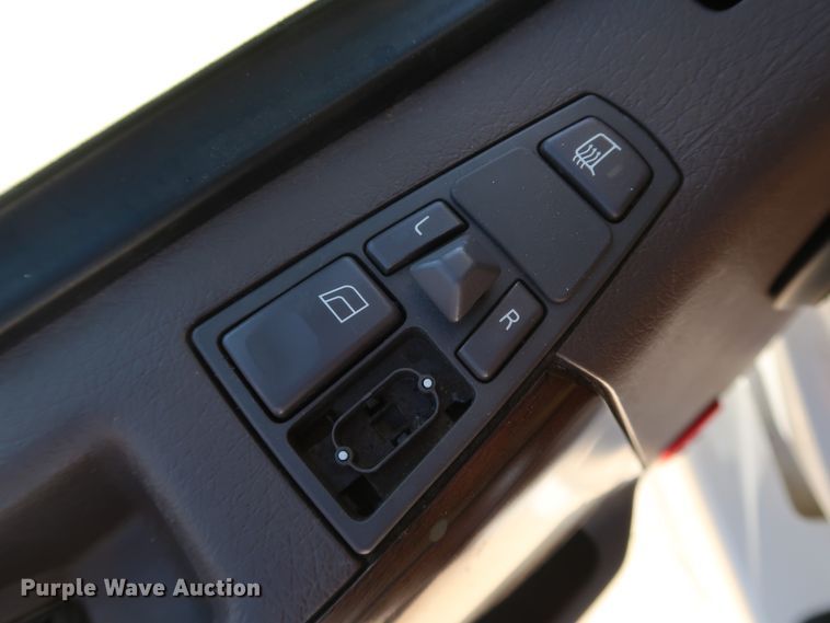 image for item IY9080 2016 Volvo VNL  semi truck