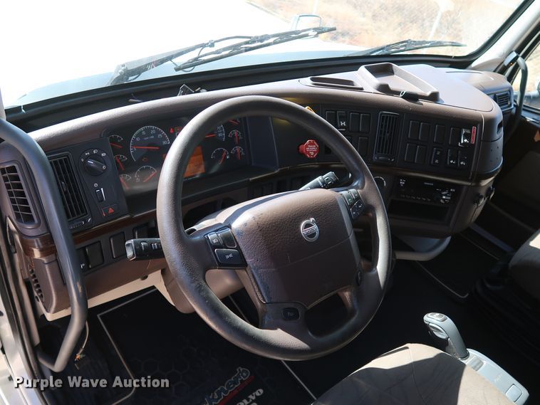 image for item IY9080 2016 Volvo VNL  semi truck