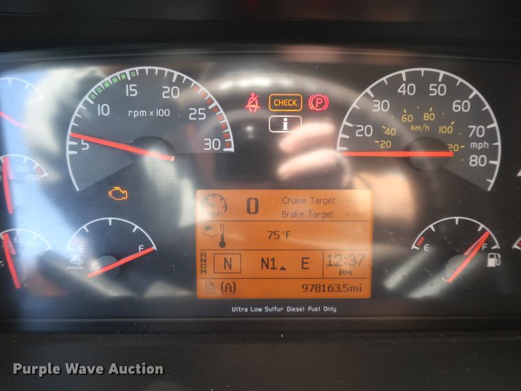 image for item IY9080 2016 Volvo VNL  semi truck