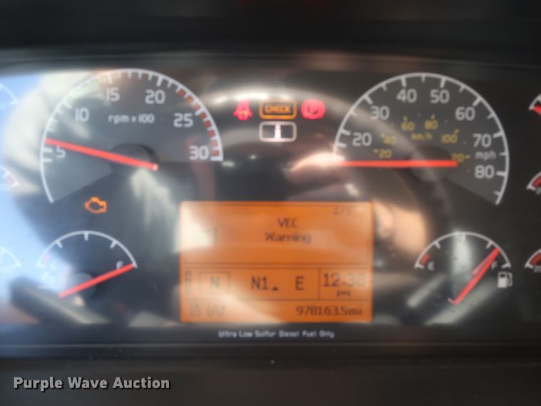 image for item IY9080 2016 Volvo VNL  semi truck