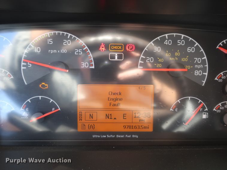 image for item IY9080 2016 Volvo VNL  semi truck