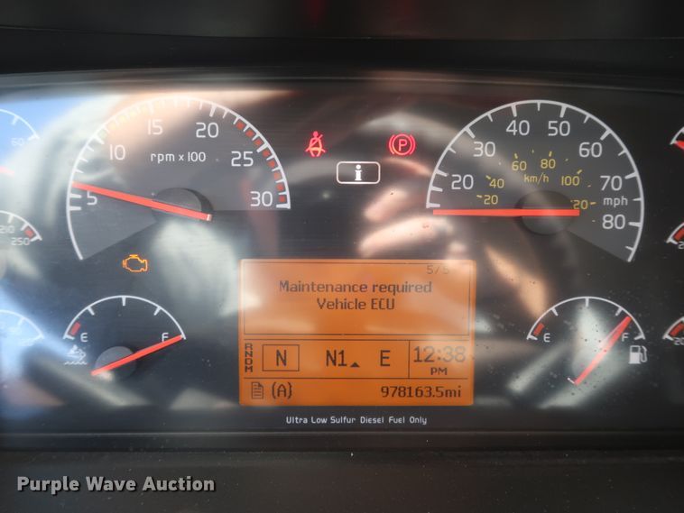 image for item IY9080 2016 Volvo VNL  semi truck