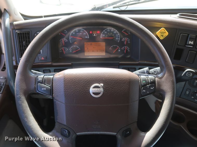 image for item IY9080 2016 Volvo VNL  semi truck