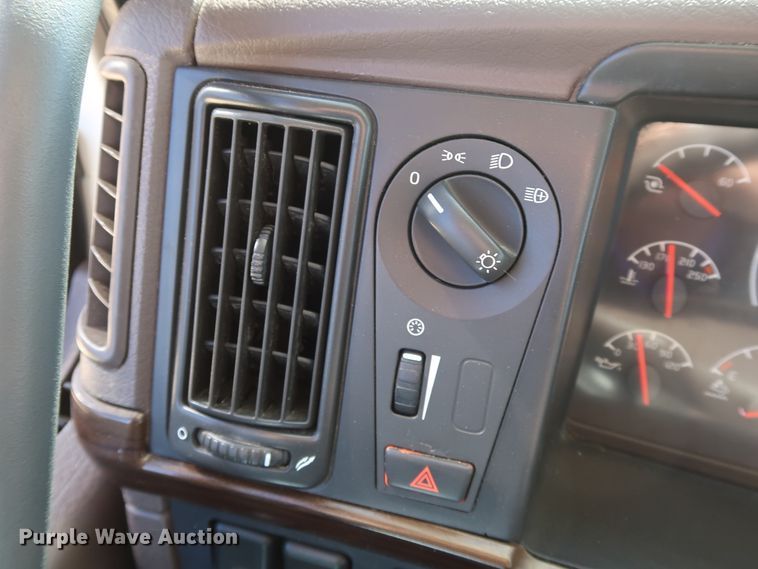 image for item IY9080 2016 Volvo VNL  semi truck