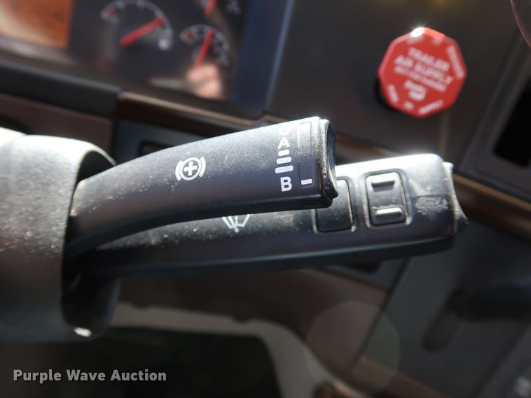 image for item IY9080 2016 Volvo VNL  semi truck