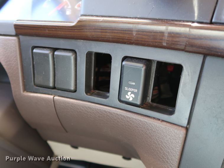 image for item IY9080 2016 Volvo VNL  semi truck