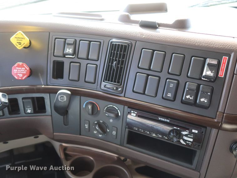 image for item IY9080 2016 Volvo VNL  semi truck