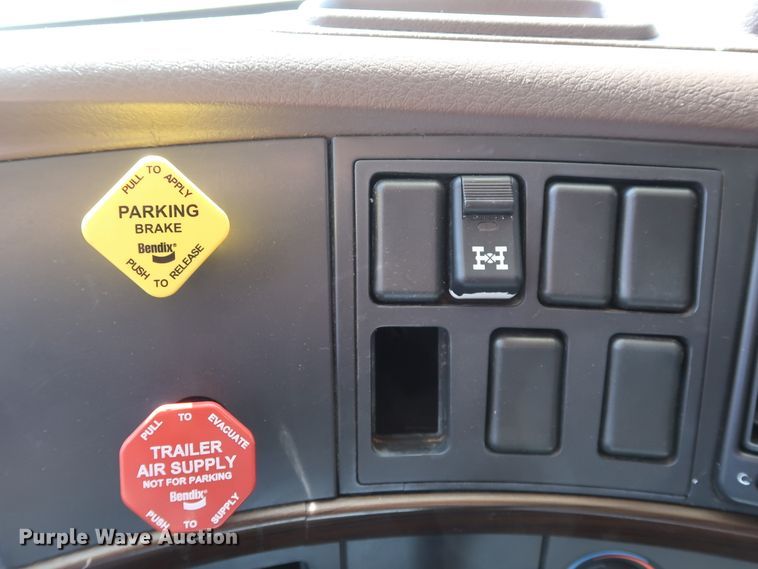 image for item IY9080 2016 Volvo VNL  semi truck