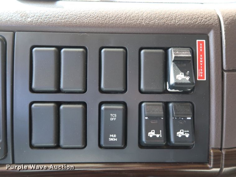 image for item IY9080 2016 Volvo VNL  semi truck