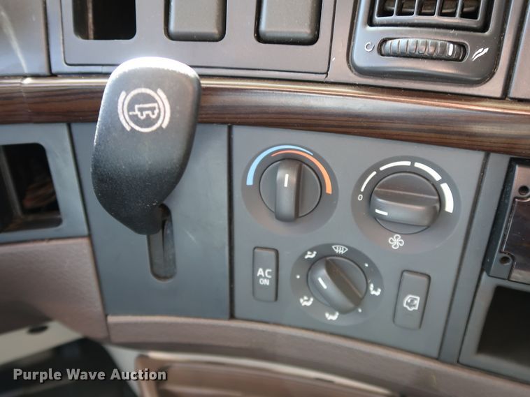 image for item IY9080 2016 Volvo VNL  semi truck