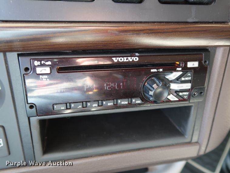 image for item IY9080 2016 Volvo VNL  semi truck