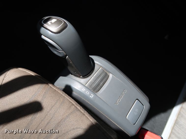 image for item IY9080 2016 Volvo VNL  semi truck