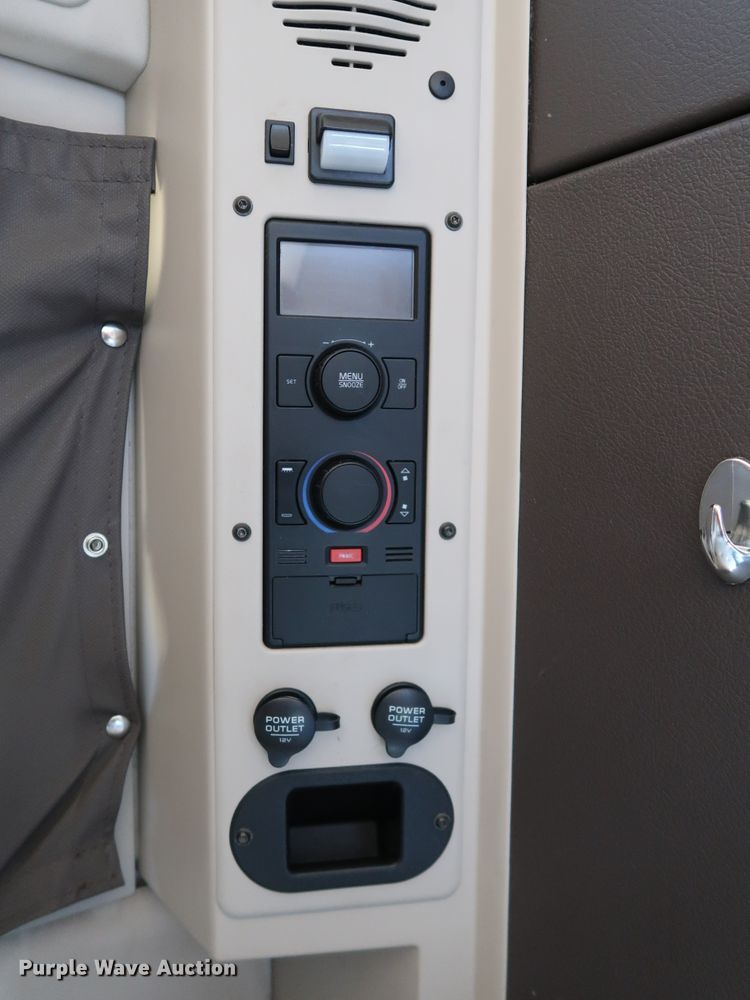 image for item IY9080 2016 Volvo VNL  semi truck