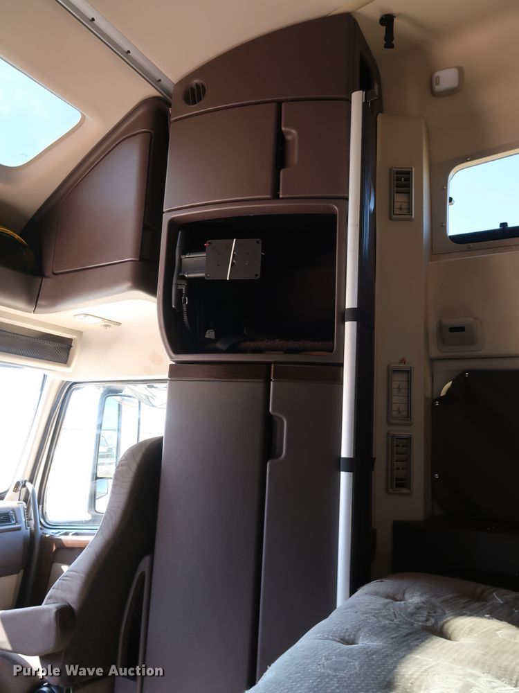 image for item IY9080 2016 Volvo VNL  semi truck