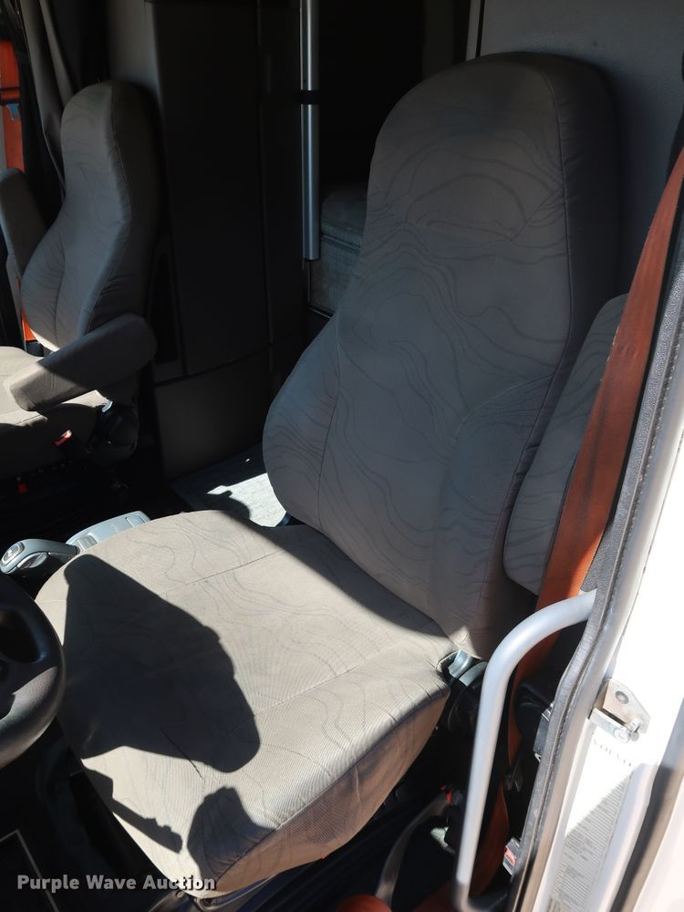 image for item IY9080 2016 Volvo VNL  semi truck