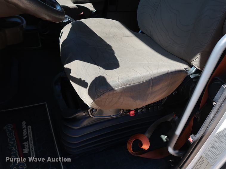 image for item IY9080 2016 Volvo VNL  semi truck