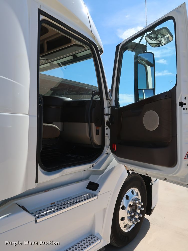 image for item IY9080 2016 Volvo VNL  semi truck