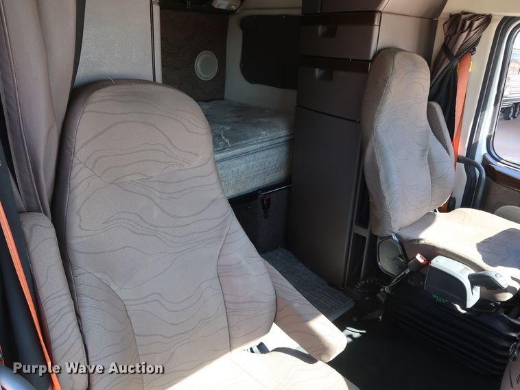 image for item IY9080 2016 Volvo VNL  semi truck