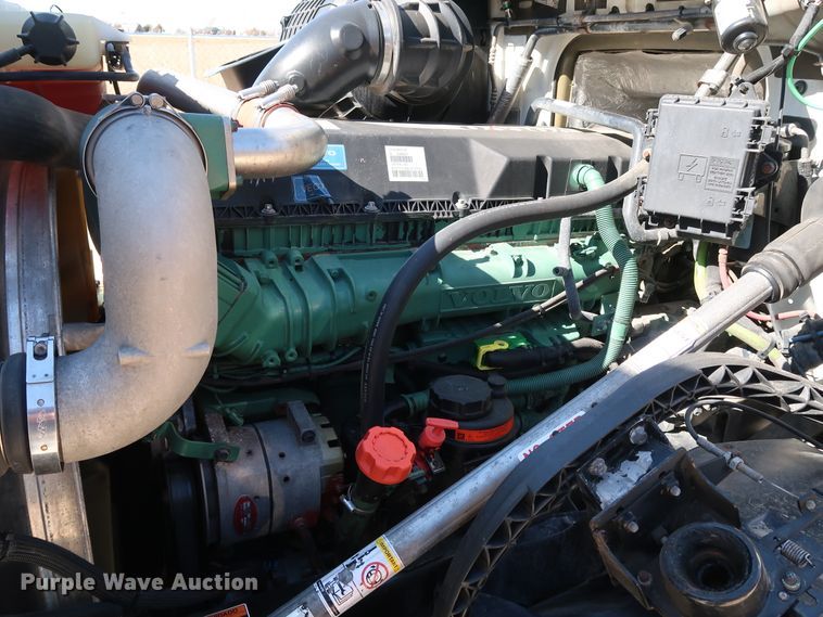 image for item IY9080 2016 Volvo VNL  semi truck